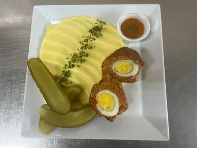 Přírodní pštrosí vejce, bramborové pyré, kyselá pkurka