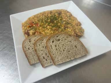 Zeleninové lečo s klobáskou, chléb