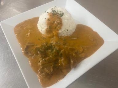 Hovězí stroganov, dušená rýže