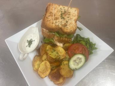 Lukyho club sandwich s kuřecím masem a zeleninou, bramborové chipsy, náš dresink