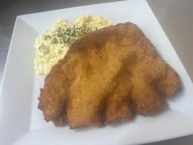 Smažený vepřový řízek, bramborový salát