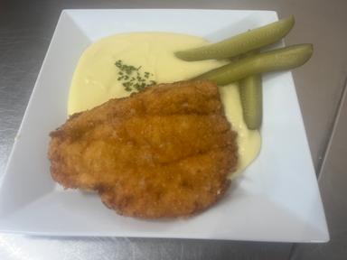 Smažený kuřecí řízek, bramborová kaše, kyselá okurka