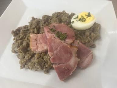 Čočkový salát s vejcem a uzeným masem