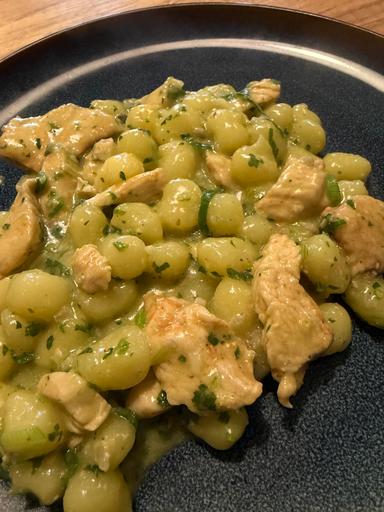 NOČKY Cicche se zeleným pestem a kuřecími nudličkami, grana padano