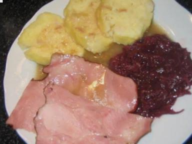 Uzené vepřové ramínko, červené zelí, bramborové knedlíky