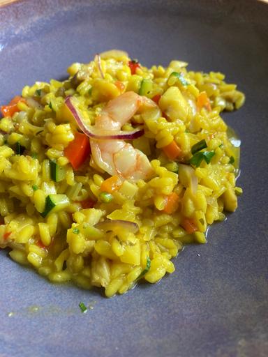 ŠPANĚLSKÁ ZELENINOVÁ PAELLA S KREVETAMI A TRESKOU