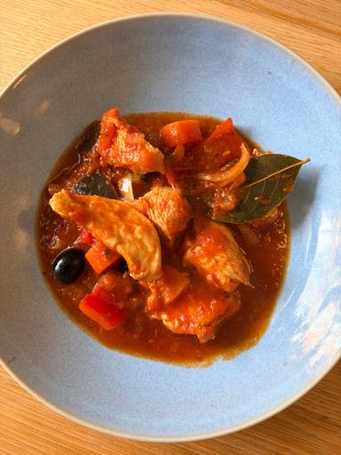 KRŮTÍ RAGÚ PO ITALSKU, OPÉKANÉ BRAMBOROVÉ PLÁTKY