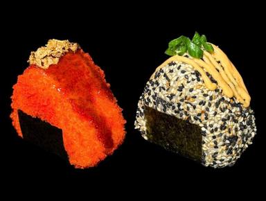 Onigiri s lososem a kuřecím masem