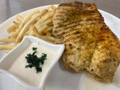 Marinovaný kuřecí prsní steak hranolky česnekový dip