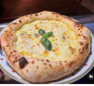 Quattro formaggi Pizza