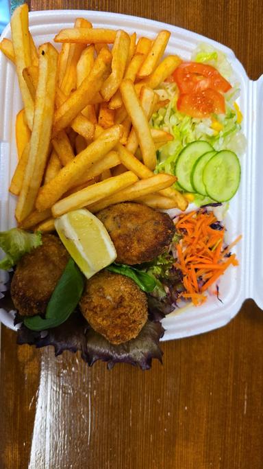 Kuřecí čevabčiči s hranolkami