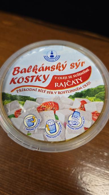 Balkánský sýr kostky