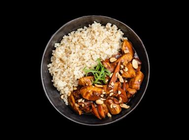 43. Kuřecí maso se zeleninou s arašídovou a kokosovou omáčkou