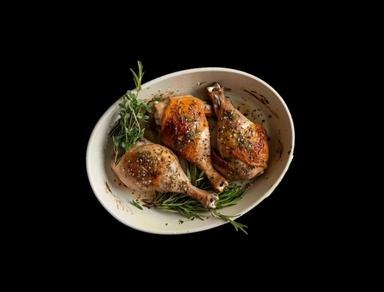 104. Křupavá kuřecí stehna s cibulí na železné plotýnce