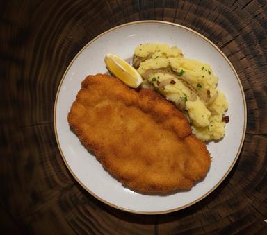 Vepřový řízek se šťouchanýma bramborama