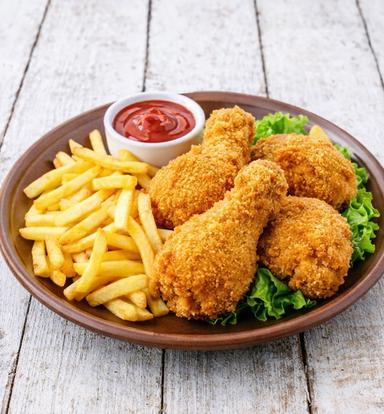 Malý Talíř s kuřecími stehny a hranolky